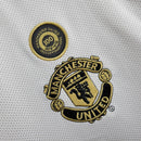 Camisa Manchester United Dupla Face 2001/02 - Umbro Retrô Masculina - Edição Especial 100 anos - Dourada/Branca